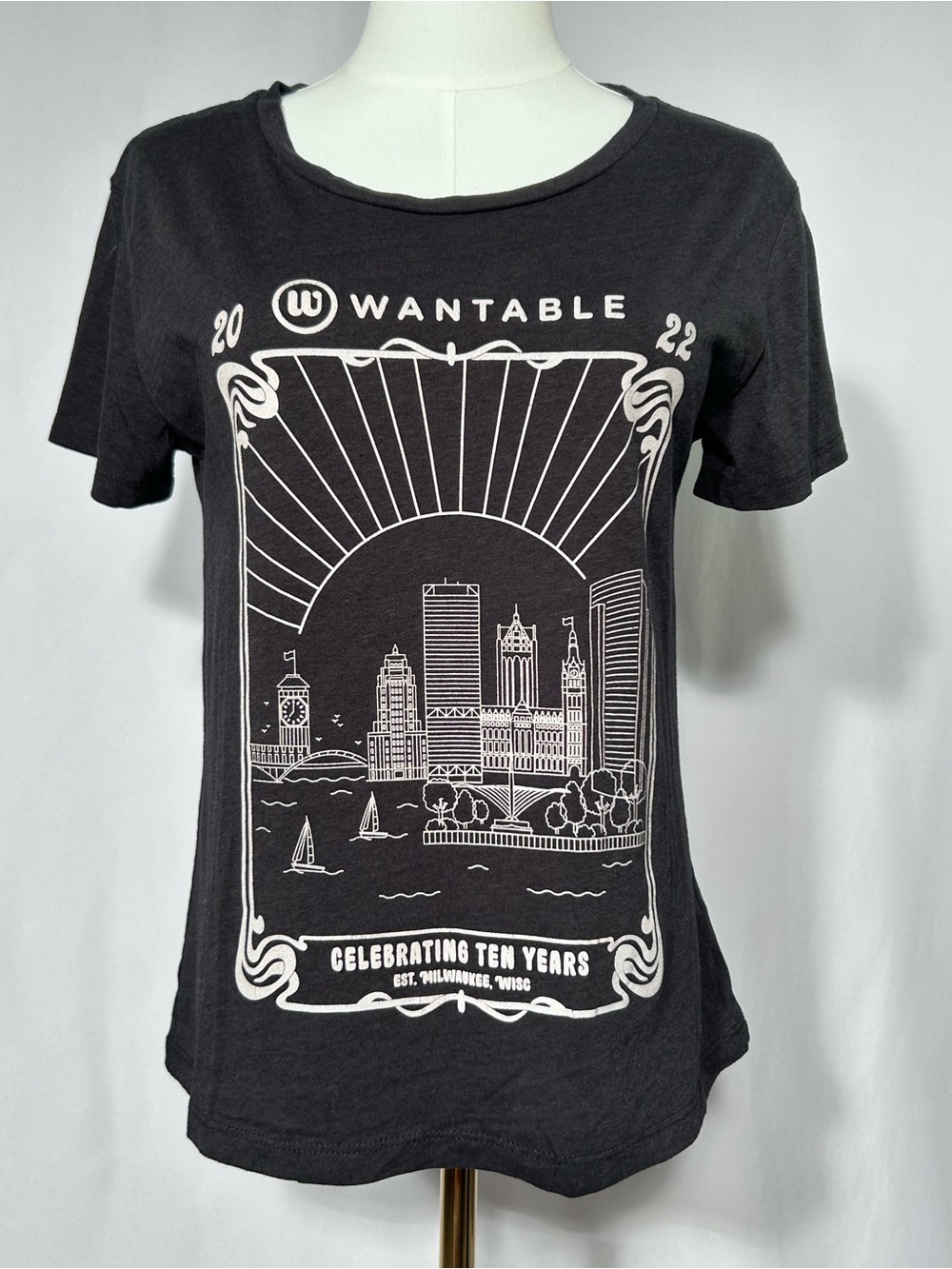 Milwaukee Skyline Wantable Women's Black Short-Sleeve Graphic Tee Size Large